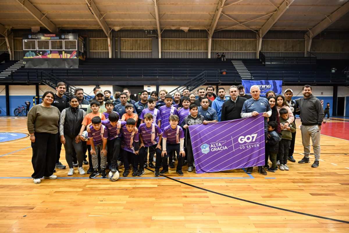 Fútbol Infantil: entrega de equipos a representantes de Alta&nbsp;Gracia